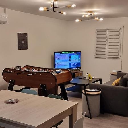 Belle Maison Climatisee Renovee Pac-Man Entre Collegues, Amis, Famille - Barbecue - Netflix - Prime - Baby Foot 50Cts Saint-Seurin-sur-l'Isle المظهر الخارجي الصورة