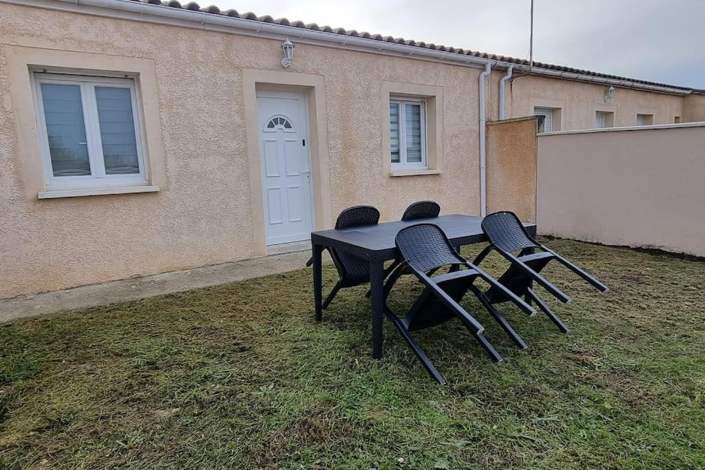 Belle Maison Climatisee Renovee Pac-Man Entre Collegues, Amis, Famille - Barbecue - Netflix - Prime - Baby Foot 50Cts Saint-Seurin-sur-l'Isle المظهر الخارجي الصورة