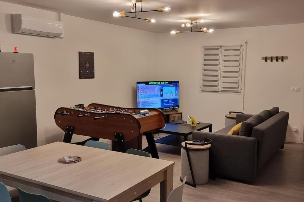 Belle Maison Climatisee Renovee Pac-Man Entre Collegues, Amis, Famille - Barbecue - Netflix - Prime - Baby Foot 50Cts Saint-Seurin-sur-l'Isle المظهر الخارجي الصورة