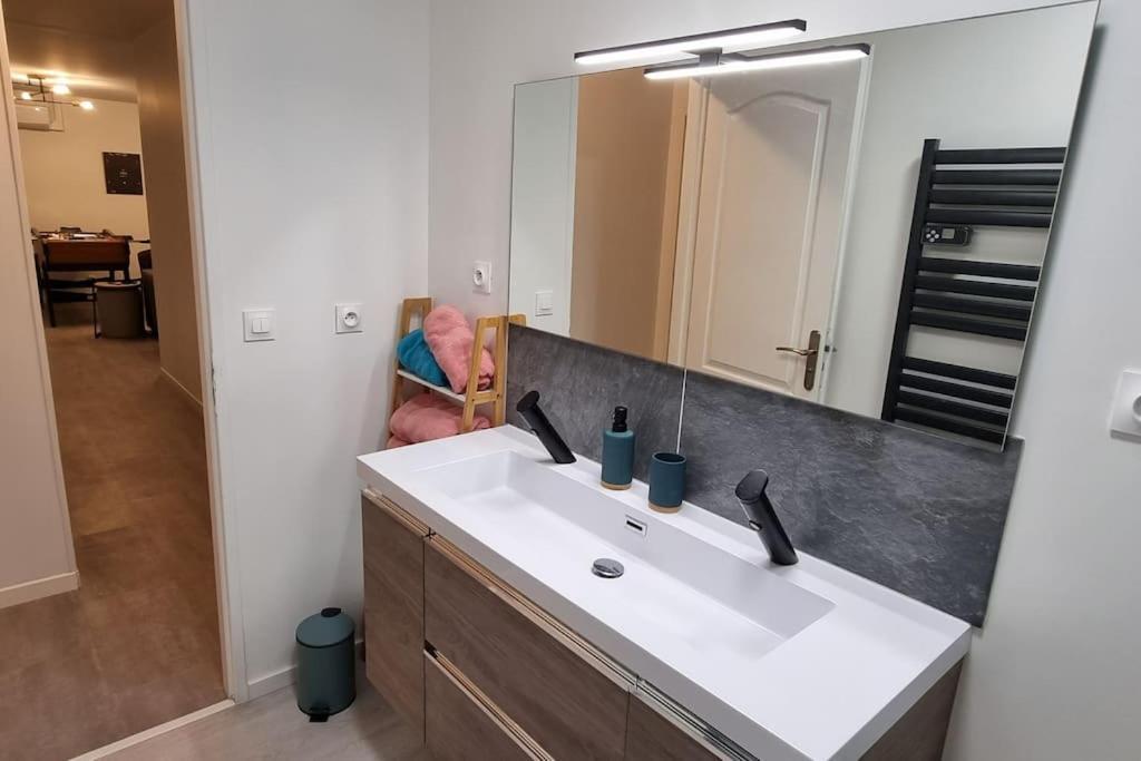 Belle Maison Climatisee Renovee Pac-Man Entre Collegues, Amis, Famille - Barbecue - Netflix - Prime - Baby Foot 50Cts Saint-Seurin-sur-l'Isle المظهر الخارجي الصورة